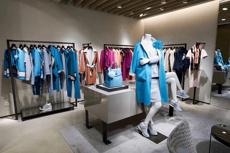 Có rất nhiều mẫu mã và kích thước để lựa chọn cho loại kệ quần áo này.