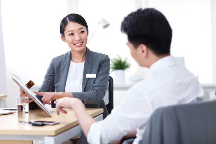 Quản lý showroom là người chịu trách nhiệm quản lý hoạt động của toàn cửa hàng và các nhân viên làm việc tại đó