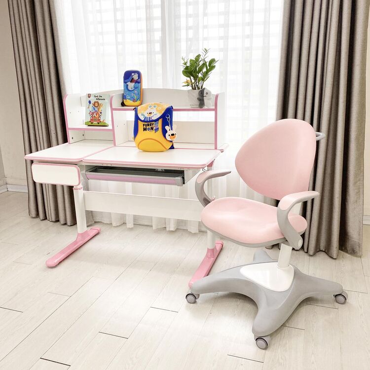 Mặt bàn thông minh chống gù thường có thể thay đổi độ nghiêng