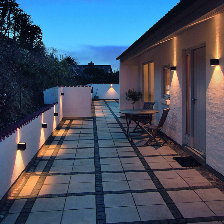 Mẫu đèn hắt trang trí có thiết kế nhỏ gọn phù hợp với nhiều không gian