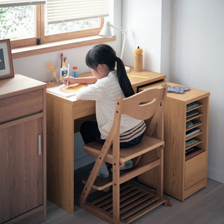 Nếu lựa chọn bàn học không đúng tiêu chuẩn dễ gây tác động đến sức khỏe của trẻ