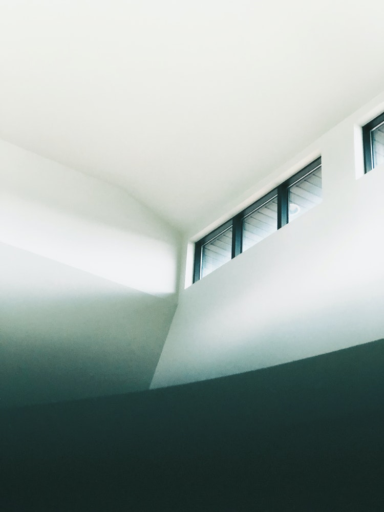 Thiết kế giếng trời hoặc tầng áp mái để tận dụng ánh sáng