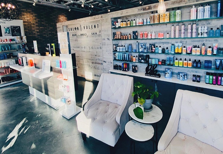 Trưng bày các sản phẩm làm tóc, làm đẹp lên kệ sẽ giúp không gian chuyên nghiệp hơn