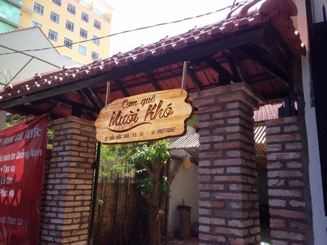 Bảng hiệu quán ăn gia đình