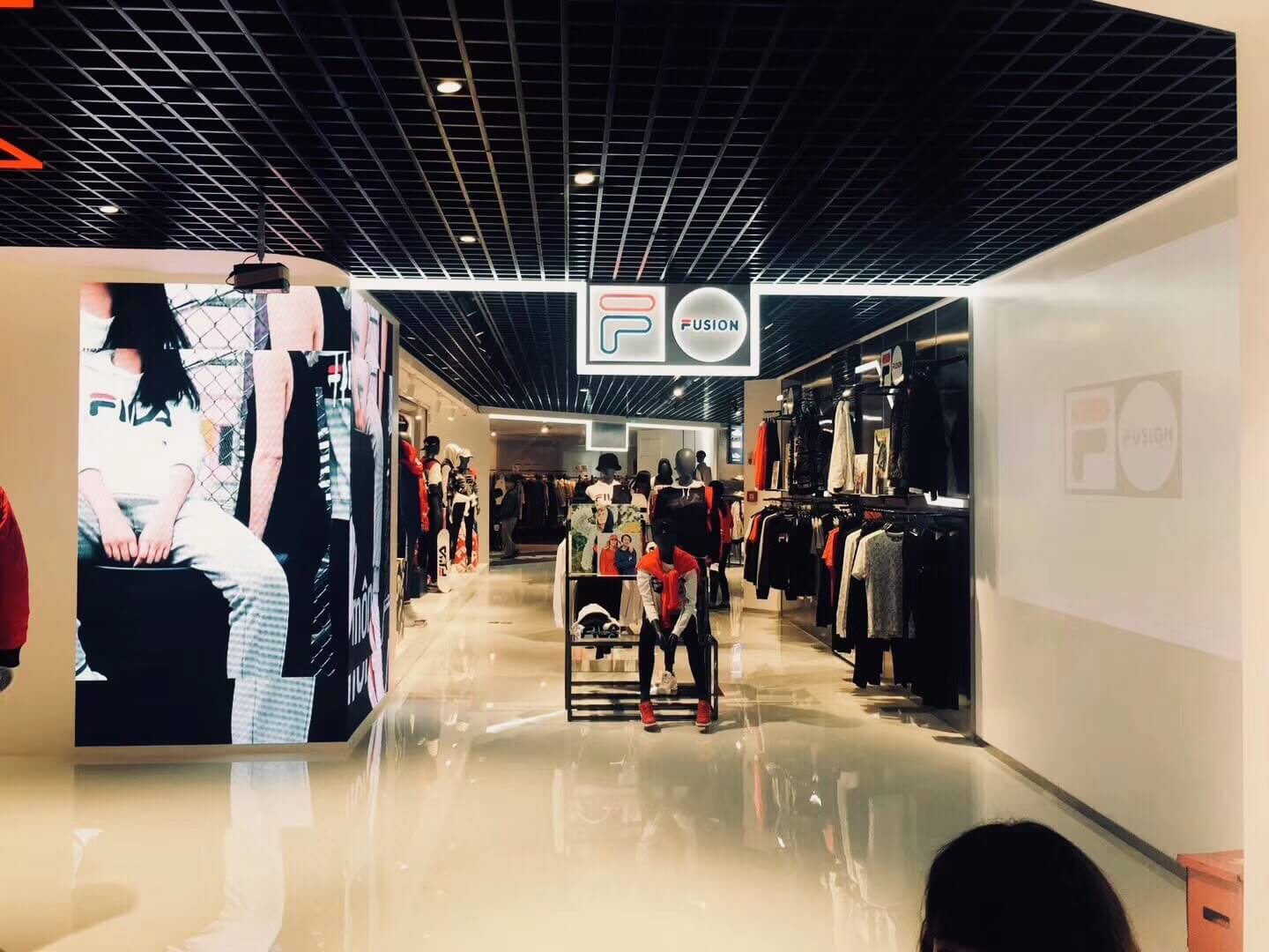 thiết kế cửa hàng đồ thể thao Pendecor