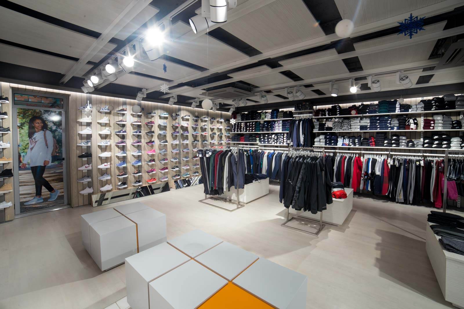 thiết kế cửa hàng quần áo thể thao Pendecor