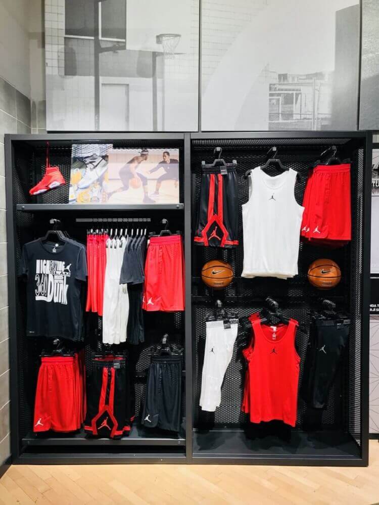 thiết kế cửa hàng thể thao