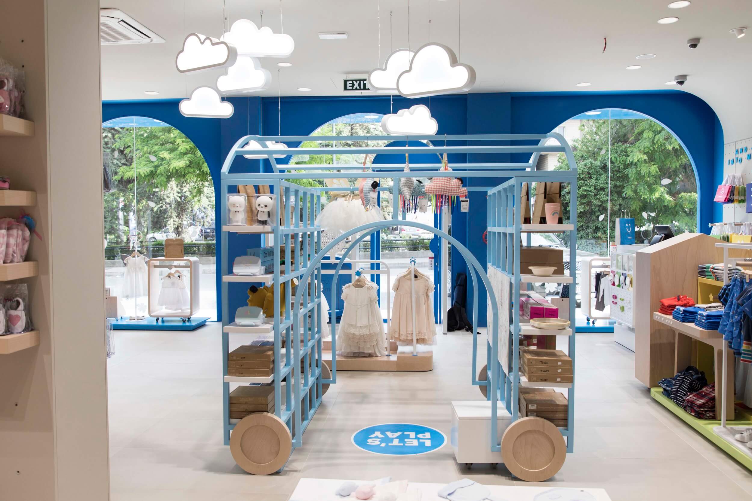 Tham khảo mẫu trang trí shop quần áo trẻ em đẹp, đáng yêu nhìn là mê