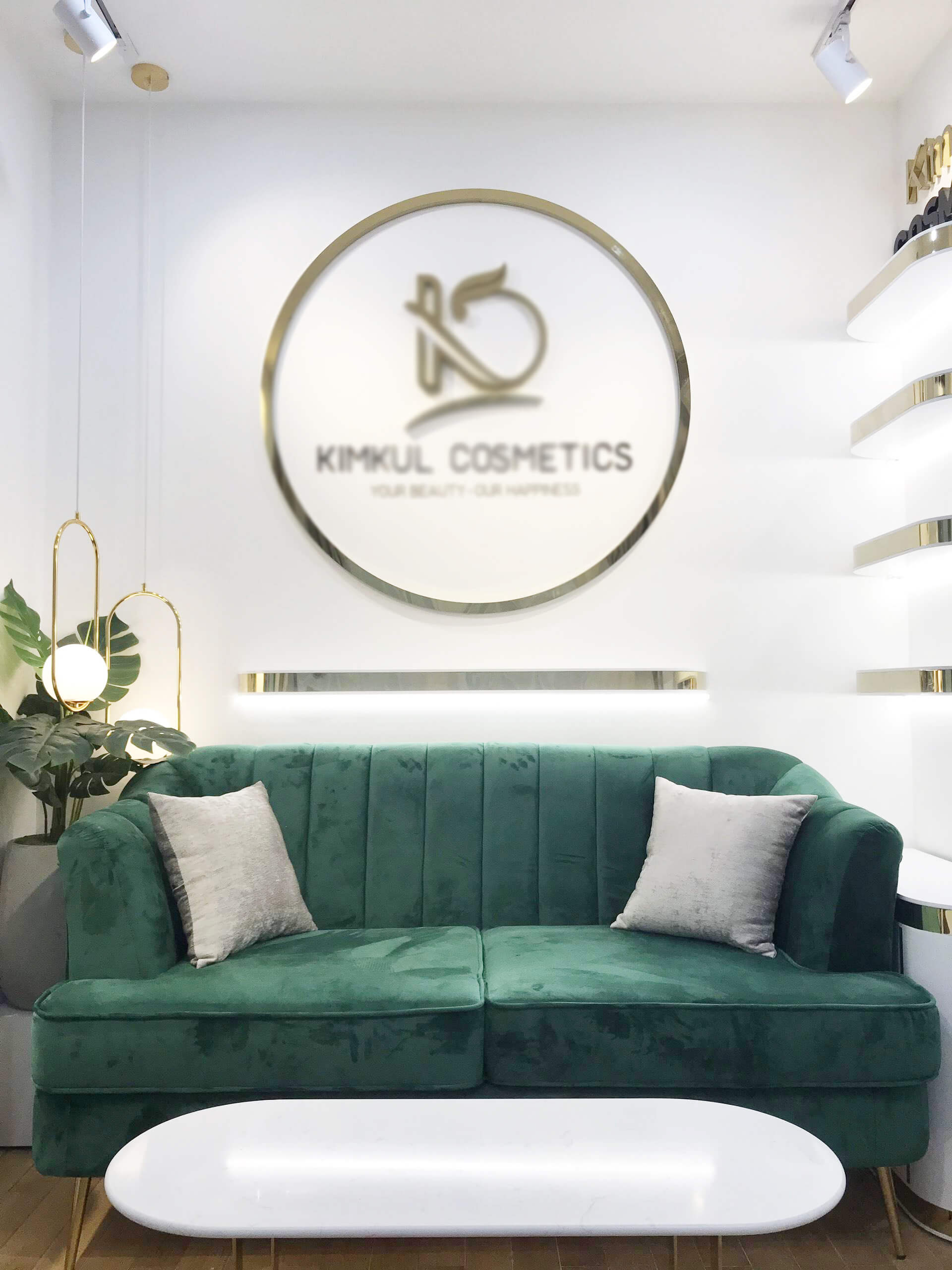 Background phòng livestream cần ấn tượng nhưng không quá nổi bật để tôn được người mẫu và sản phẩm