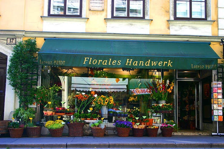 Trang trí shop hoa tươi cho ngày 8/3 là việc làm cần thiết để thu hút khách hàng hiệu quả