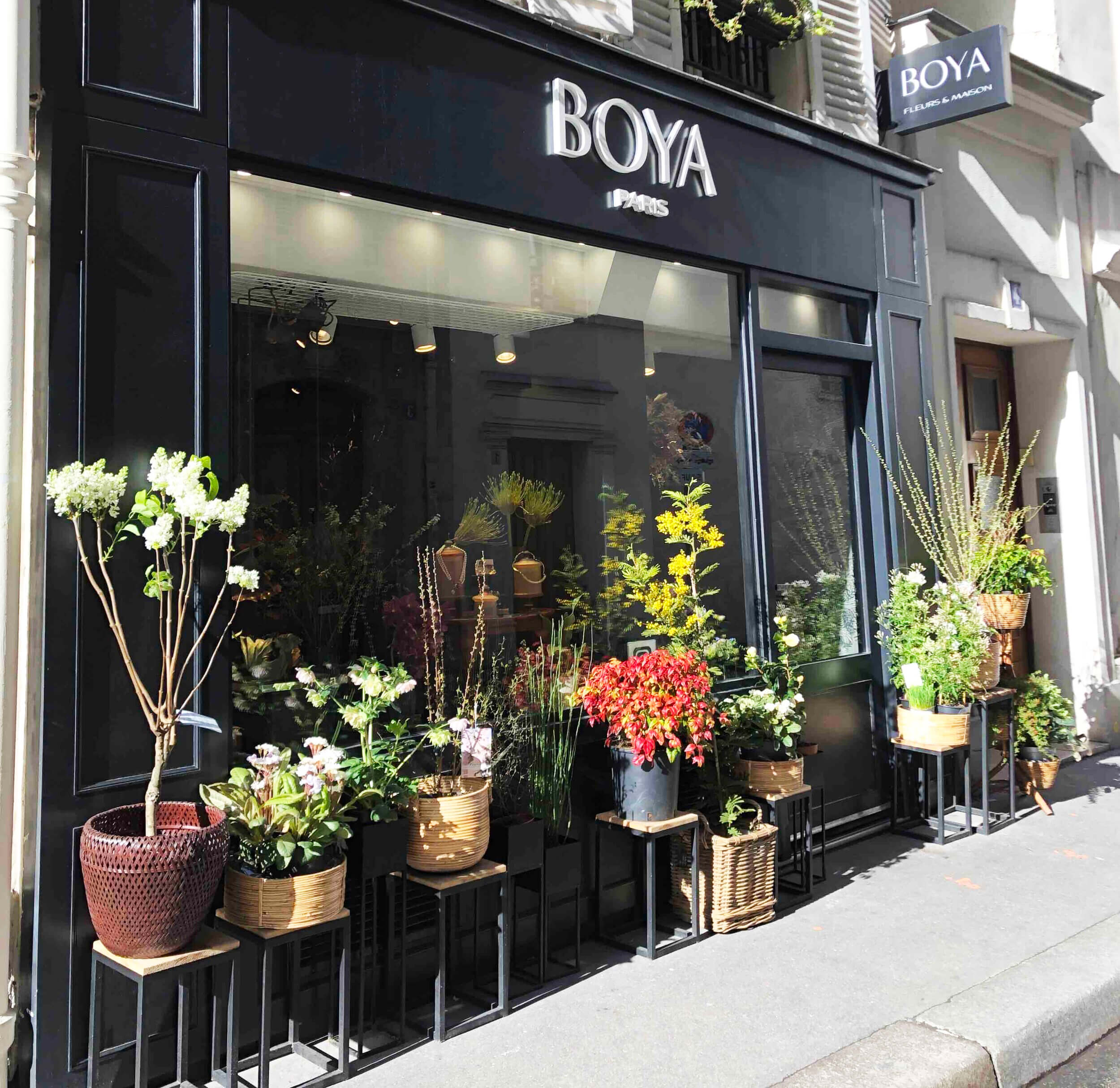 Trưng bày thật nhiều hoa tươi mặt tiền shop