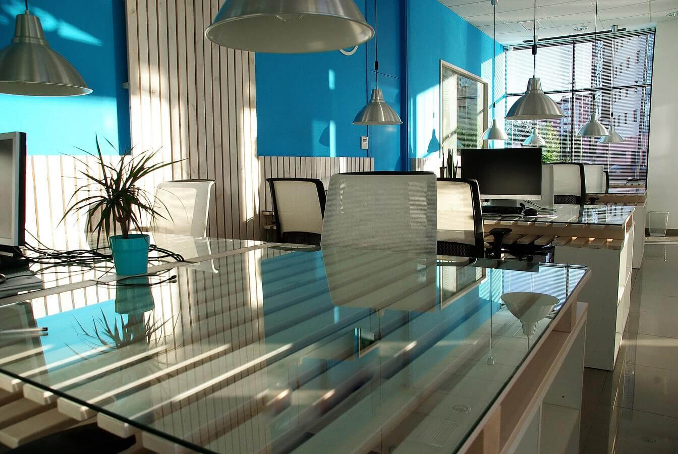 Ánh sáng trong văn phòng không nên quá sáng, quá tối mà cần hài hòa