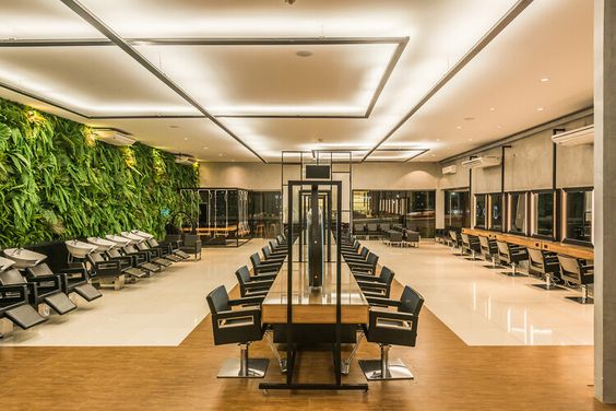 Không gian cửa hàng make-up kết hợp đào tạo luôn chỉn chu, bày trí khoa học và rất chuyên nghiệp