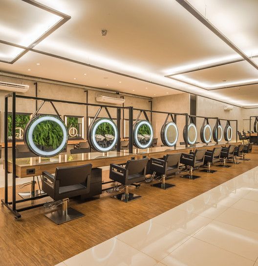 Không gian cửa hàng make-up kết hợp đào tạo luôn chỉn chu, bày trí khoa học và rất chuyên nghiệp