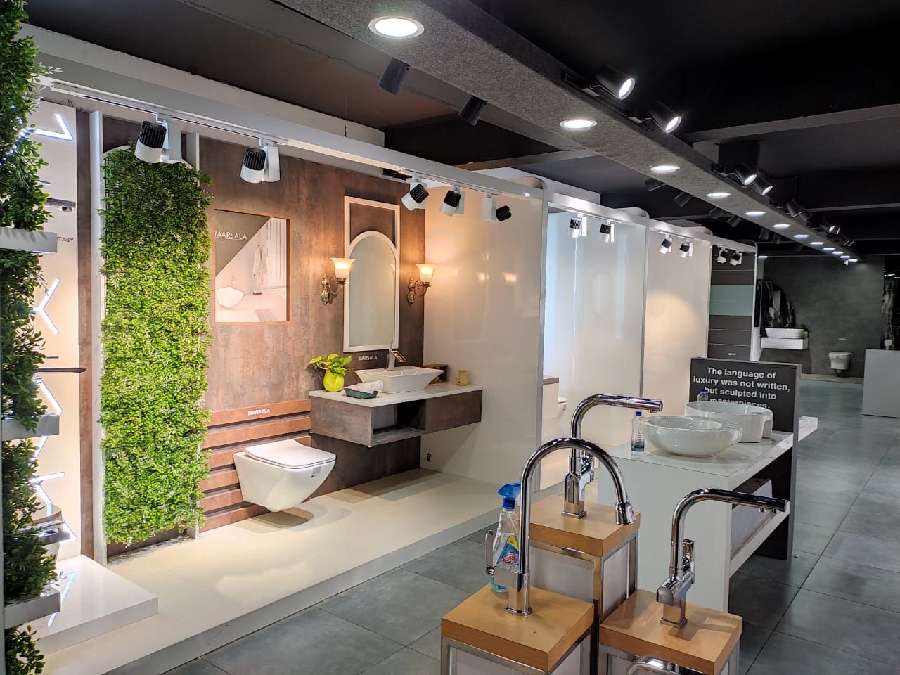 Một trải nhiệm mới mẻ, đầy khác biệt so với hàng loạt cửa hàng thiết bị vệ sinh cạnh tranh