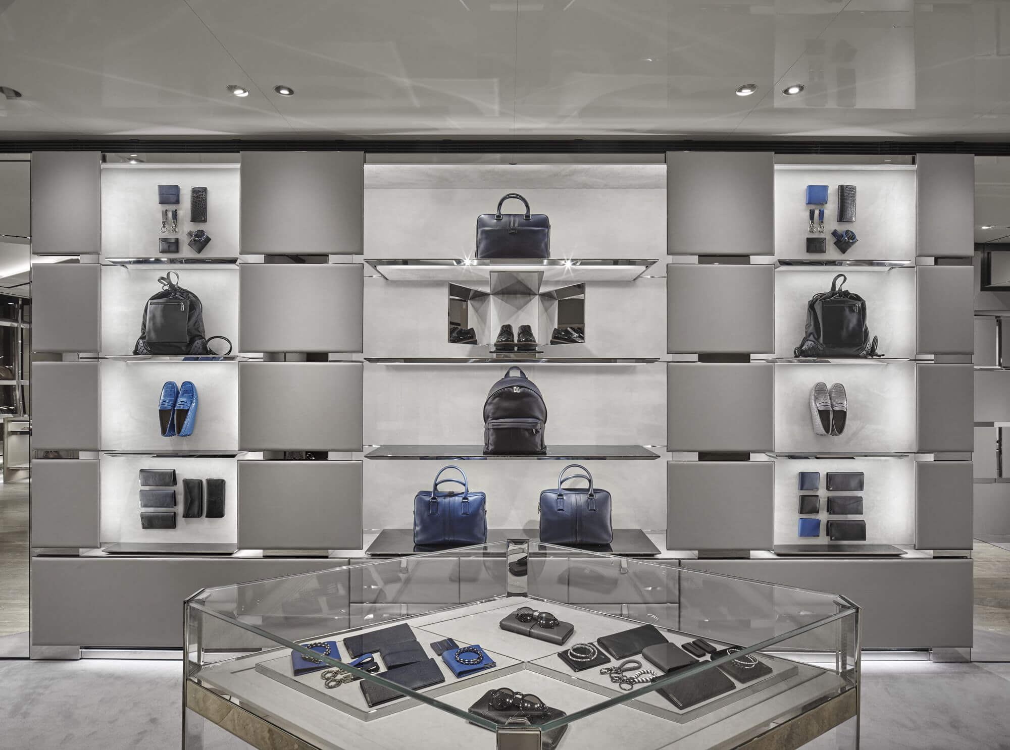 Thiết kế shop túi xách hiện đại, năng động - 3