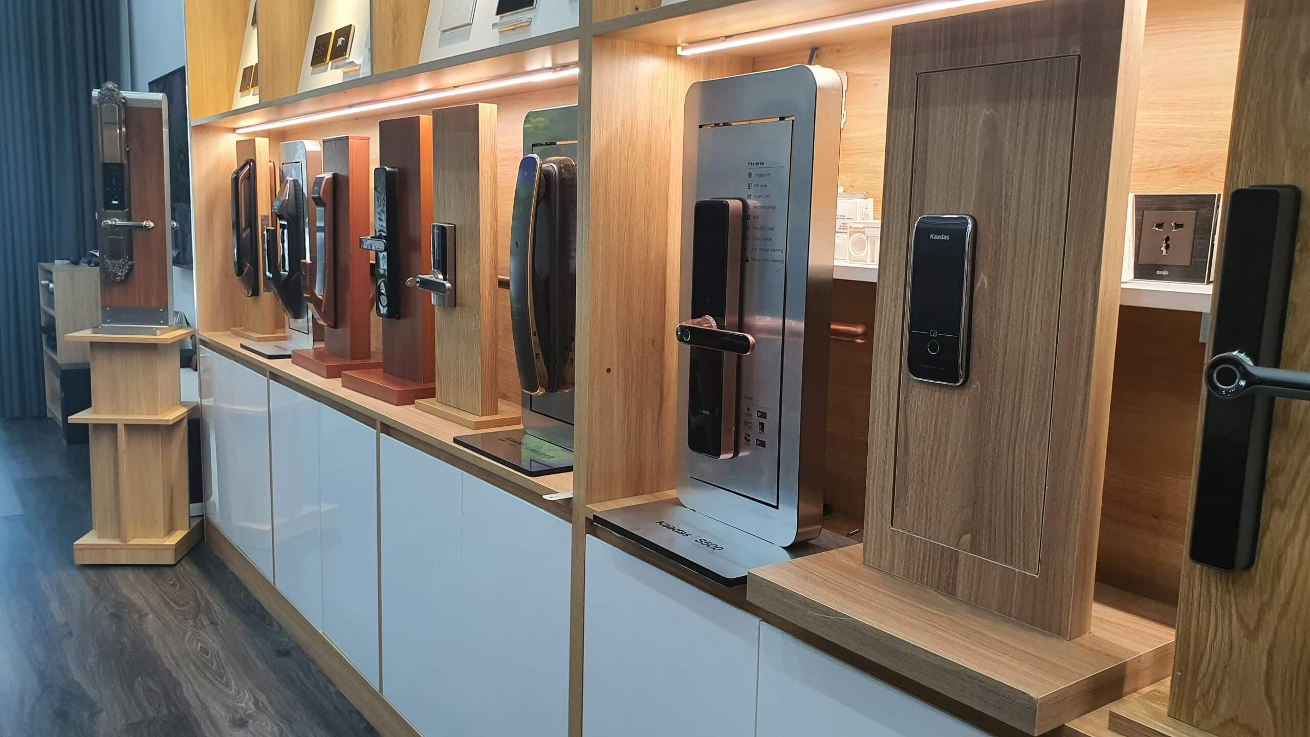 mẫu thiết kế cửa hàng khóa thẩm mỹ, thông minh, ấn tượng không nên bỏ qua