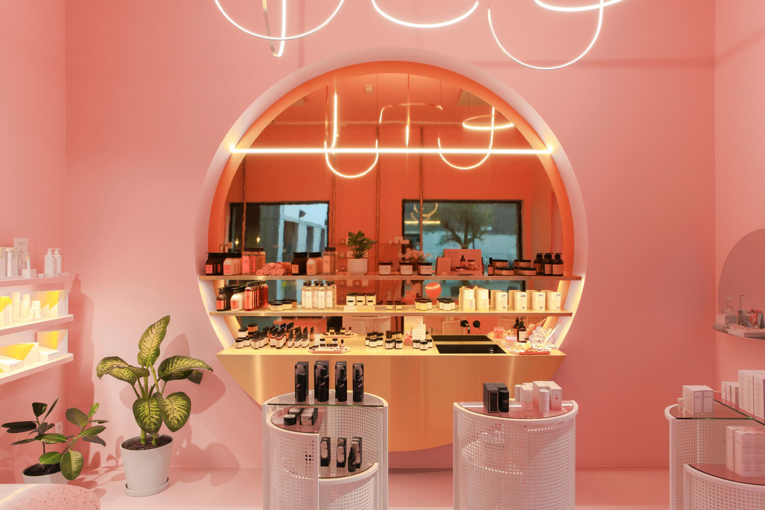 Trưng bày shop mỹ phẩm theo màu sắc và ánh sáng