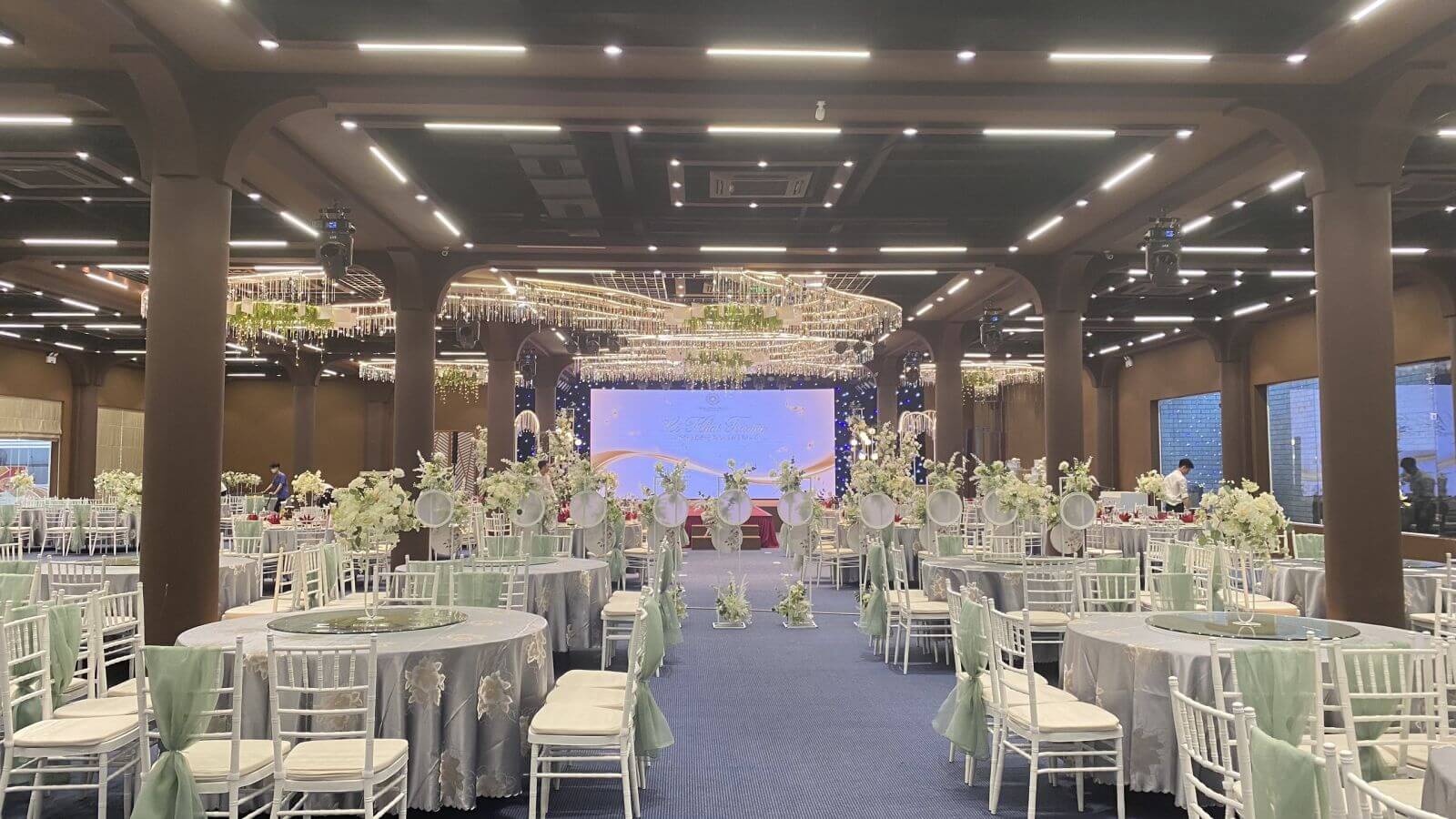 mau nha hang tiec cuoi dep Pendecor