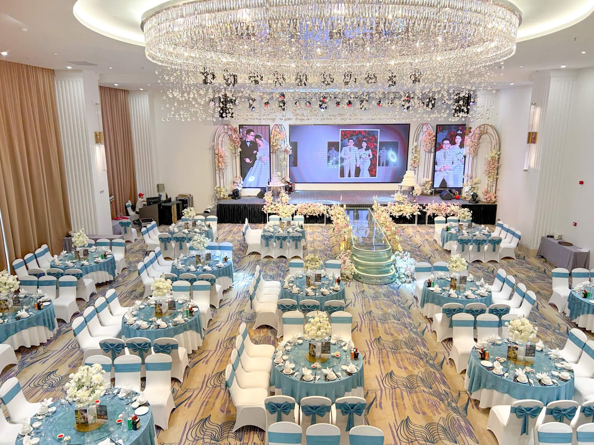 mẫu nhà hàng tiệc cưới đơn giản Pendecor