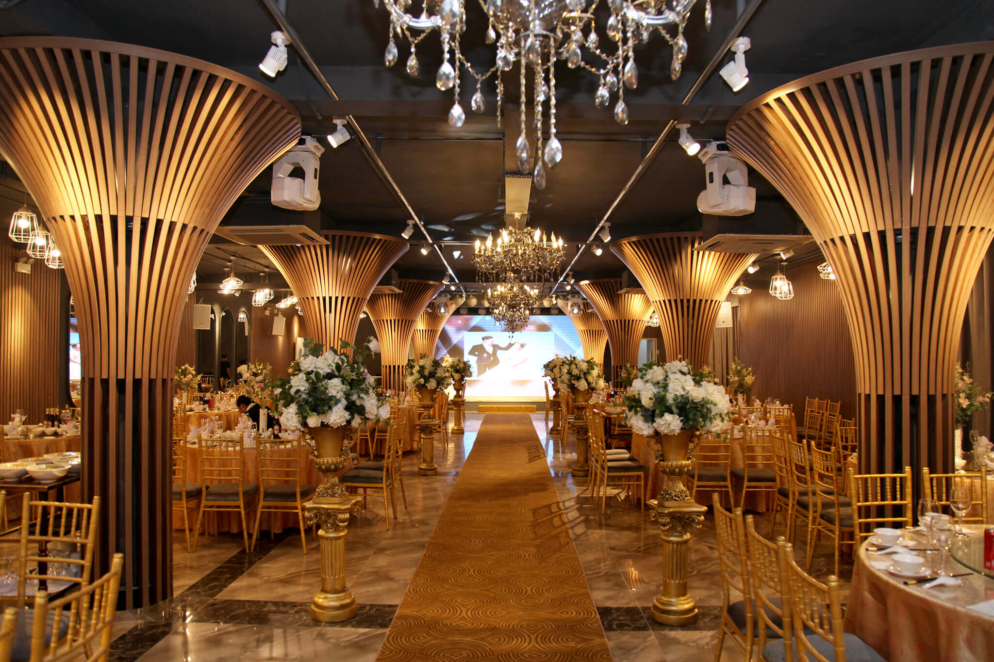 mẫu nhà hàng tiệc cưới đẹp Pendecor