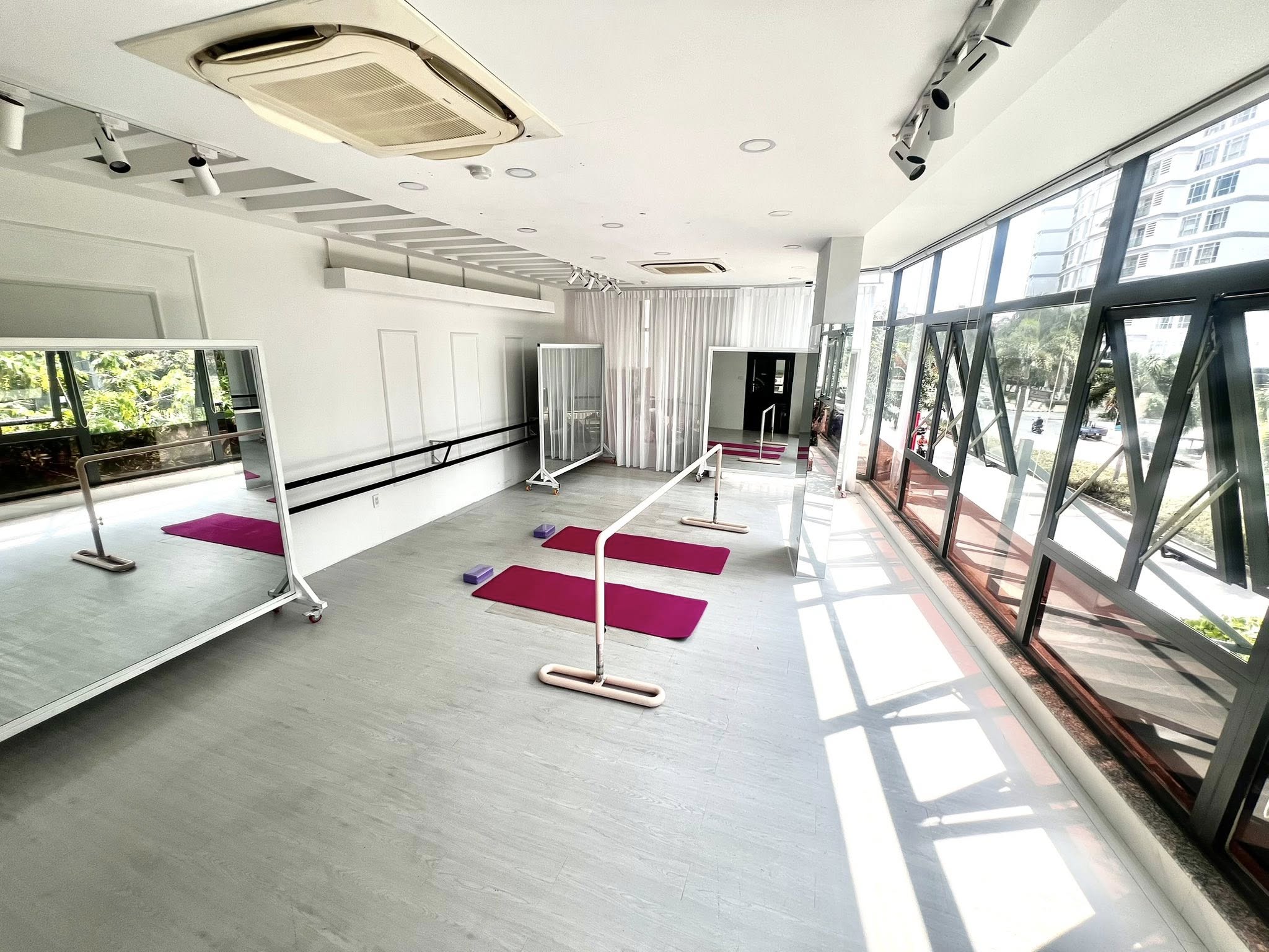 thiết kế phòng yoga Pendecor